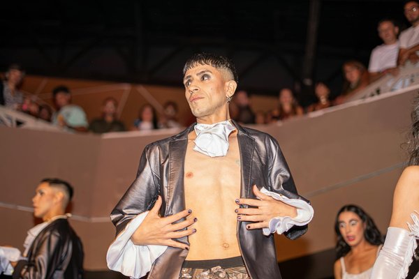 Quelles sont les pièces essentielles pour un dressing capsule féminin ?